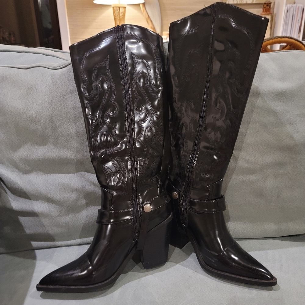Black Cowgirl Buckle Accented boots